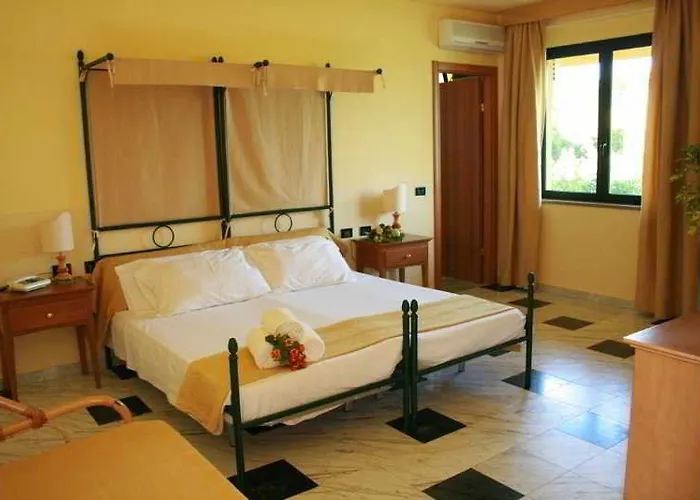 Курортный комплекс Marina Del Marchese Ботричелло