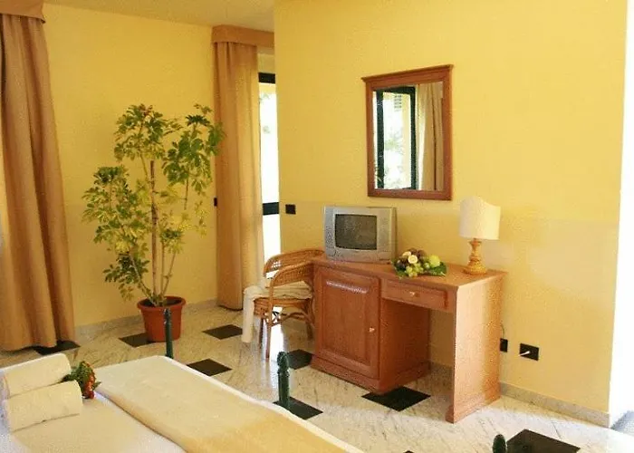 Marina Del Marchese 4* Ботричелло